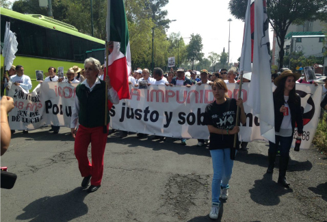 Integrantes de diversas organizaciones se preparan para marchar de la Plaza de las Tres Culturas al Zócalo, al conmemorar 48 años del movimiento estud