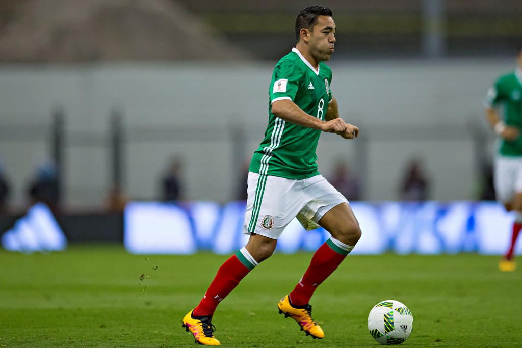 Marco Fabián en un duelo con la selección mexicana 