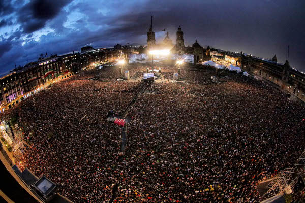 La plancha del Zócalo capitalino, a su capacidad máxima, durante la presentación en concierto de Roger Waters.