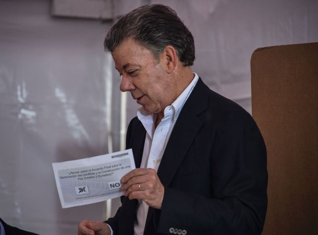 El presidente de Colombia, Juan Manuel Santos, fue uno de los primeros personajes que votaron en el plebiscito.
