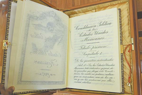 El volumen, empastado en cuero, tiene 179 páginas y las firmas de Venustiano Carranza y los constituyentes.
