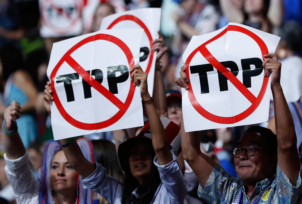 Delegados protestan contra el TPP en la Convención Demócrata el pasado mes de julio en Filadelfia, Pensylvania. 