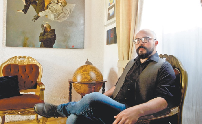 Su estudio está habitado por arte y objetos extraños, inesperados, que se incorporan a su pintura en símbolo.