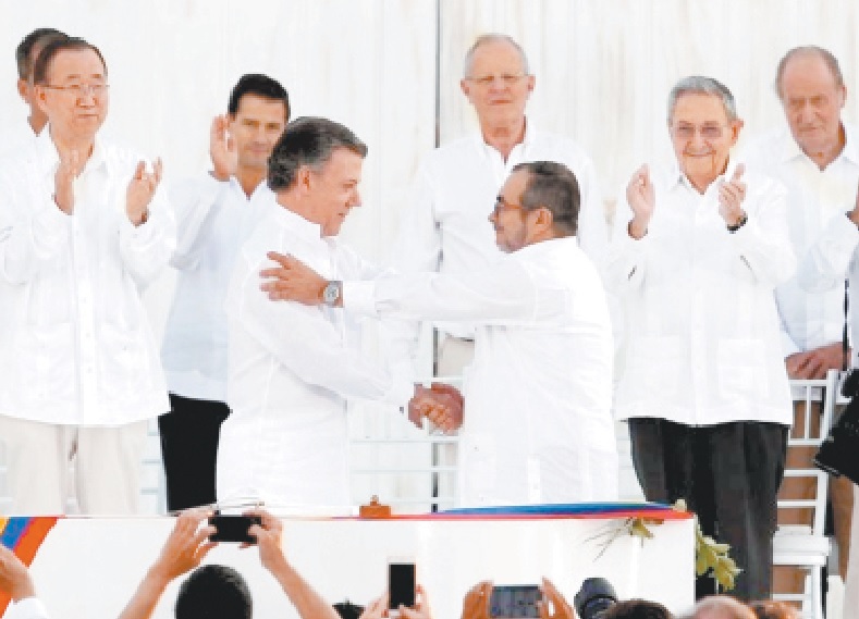 Hace una semana, Santos y Timochenko celebraban la paz. 