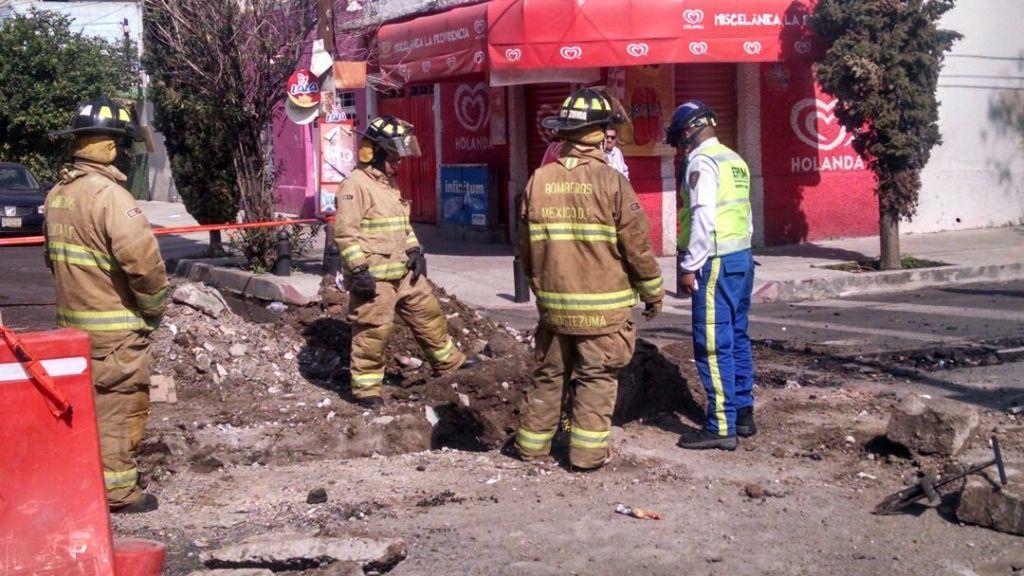 Los bomberos arribaron al lugar para atender la fuga. 