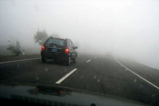 El organismo pidió encender los faros de niebla y manejar con precaución.