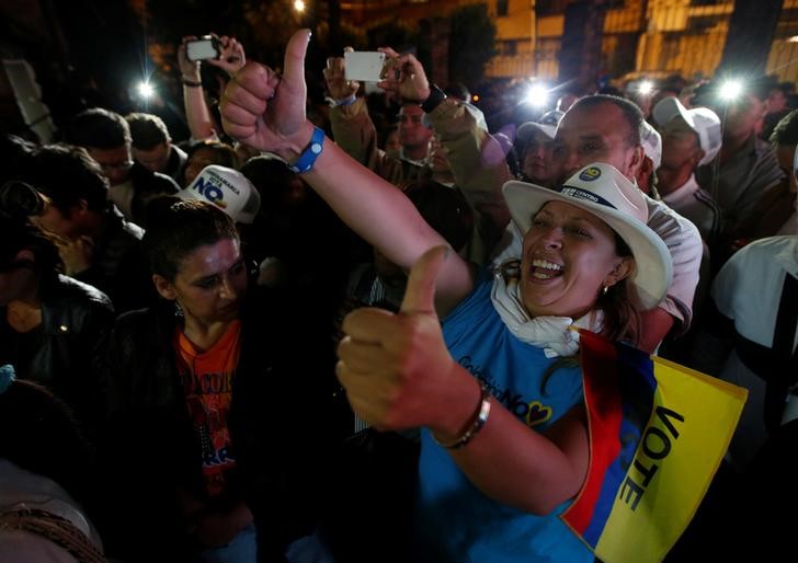 Personas que apoyaron el voto por el "No" celebraron el rechazó al acuerdo de paz entre el gobierno y la guerrilla de las FARC. 