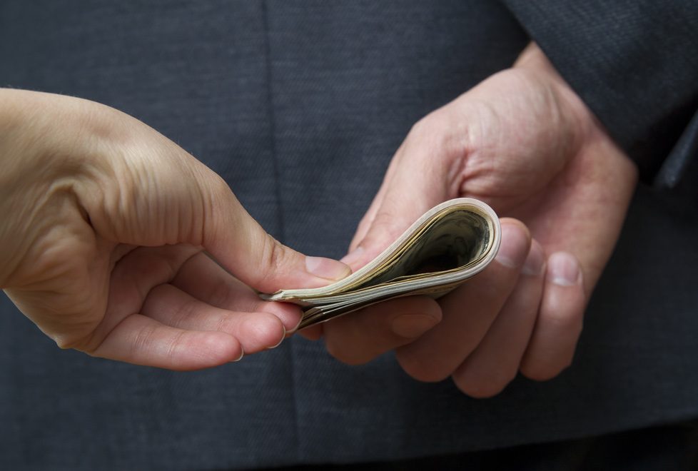 El regulador dice que la empresa hizo pagos indebidos a funcionarios del gobierno de la India.