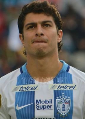 Stefan Medina luciendo la casaca del Pachuca 