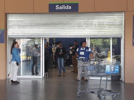 Trabajadores de una tienda departamental bajaron la cortina para evitar roces con maestros disidentes.