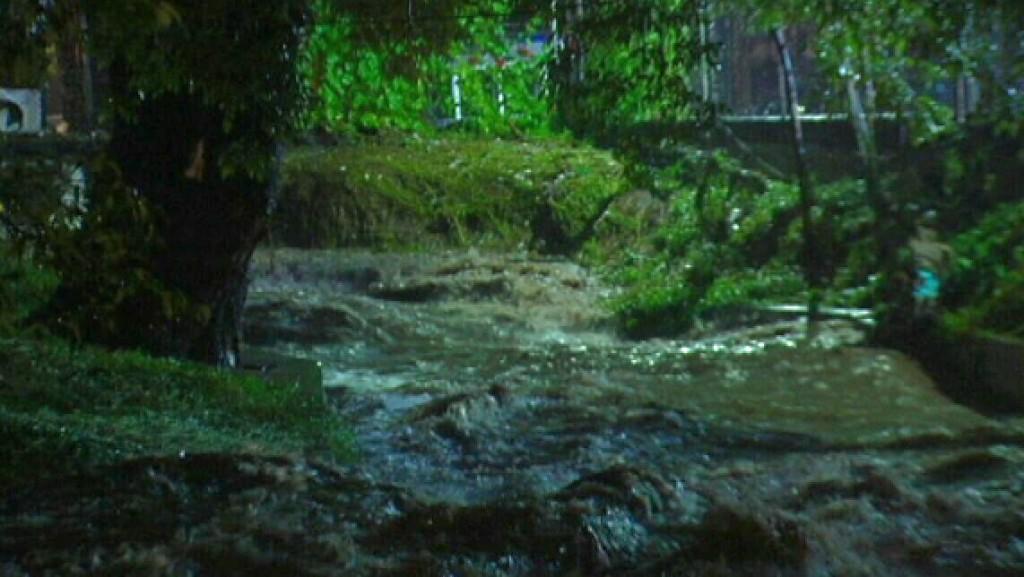 El desborde fue provocado por la fuerte lluvia.