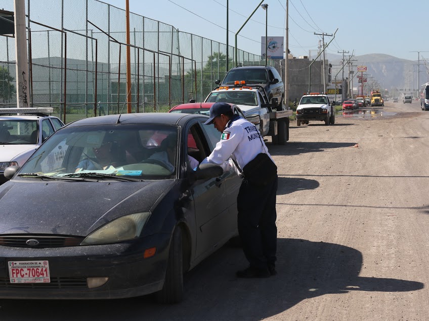 En Gómez Palacio, se implementó un operativo contra vehículos polarizados.