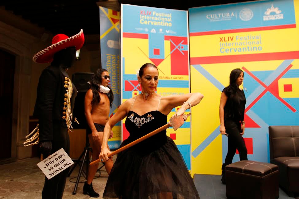 Guillermo Gómez-Peña, de La Pocha Nostra, presentó el performance From Madness to Idealism / De la locura al idealismo en el Festival Internacional Ce