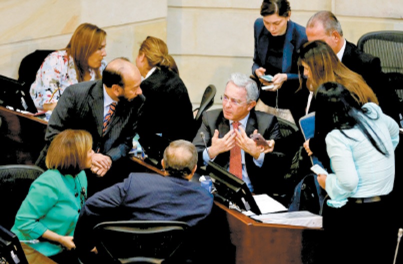 El senador y ex presidente Álvaro Uribe (centro) impunga cuatro años de negociaciones con la guerrilla.