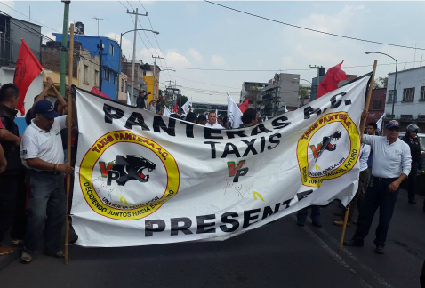 Taxistas Pantera reclaman a la Secretaría de Movilidad que remitan al corralón unidades de esa organización, aparentemente sin motivo alguno.