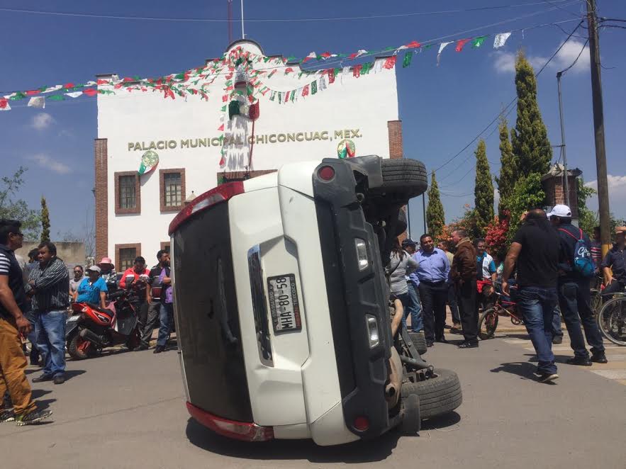 Al no tener respuesta los inconformes atacaron el vehículo.
