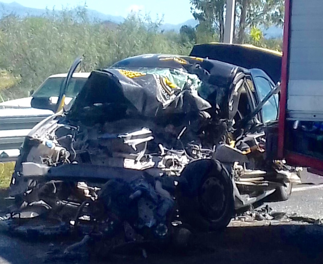 Un conductor murió prensado en un accidente sobre la carretera Torreón-Saltillo.