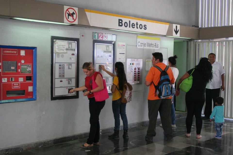 Para evitar hacer largas filas, se recomendó a los usuarios adquirir y recargar las tarjetas electrónicas.