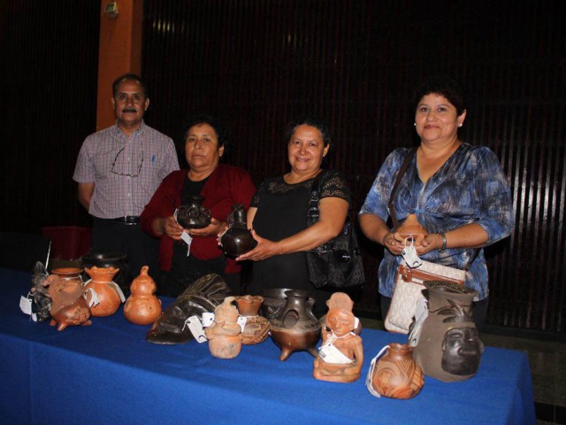  María Lidia Vázquez, María Guadalupe Toledo y Lidia Saavedra recibieron el reconocimiento al mejor bruñido