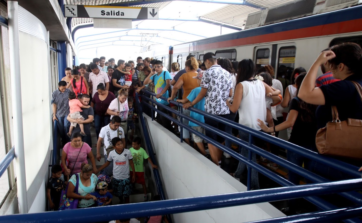 Existe una saturación de usuarios del Metro, indicó Alfonso Reyes Santa Anna, director de Operación de Metrorrey. 