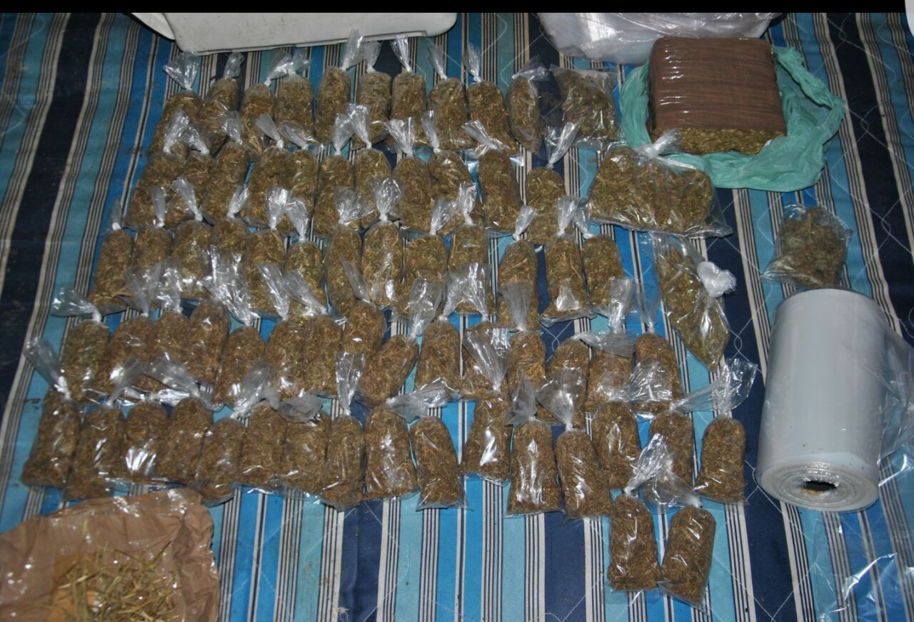 Varios empaques de droga fueron incautados además de un arma.