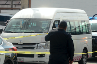 El agresor arrancó su combi y atropelló a su pareja en el proceso.