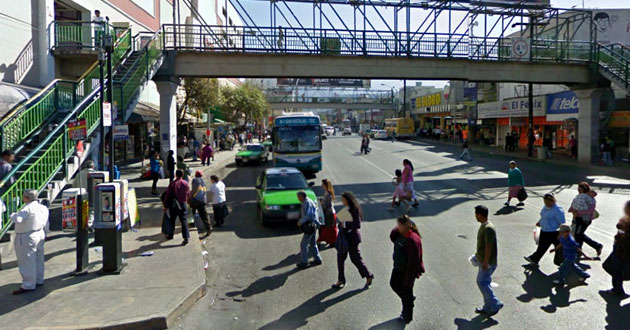 Un factor que desalienta a las personas para utilizar los puentes es que caminan cuatro veces más de que si lo hicieran a nivel de la calle.