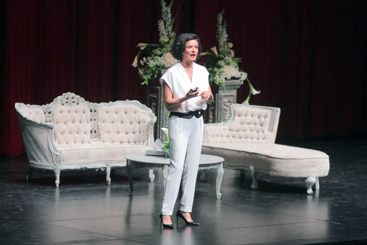 Gaby Vargas habla sobre resiliencia en el Teatro Nazas de Torreón.
