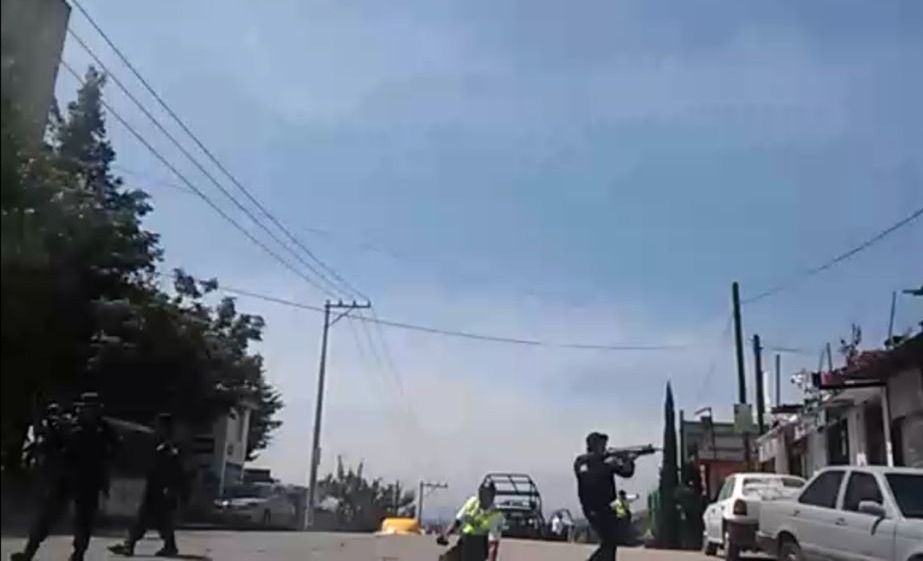 En la imagen se observa como un policía dispara para disuadir la protesta  de los mototaxis en Oaxaca.