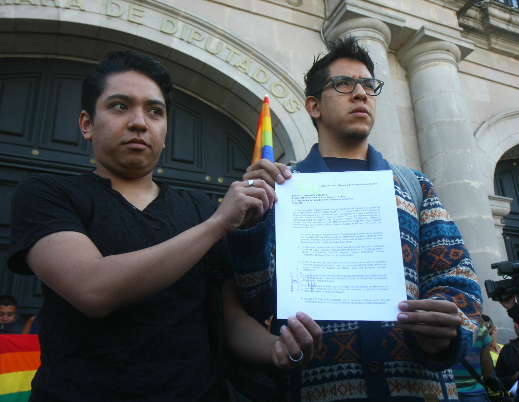 Integrantes de la comunidad LGBTTTI protestaron frente a la Cámara de Diputados del Estado de México.