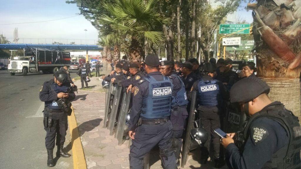 Al lugar llegaron policías capitalinos para pedir a los locatarios que se retiraran del lugar, de lo contrario grúas se llevarían los camiones con los