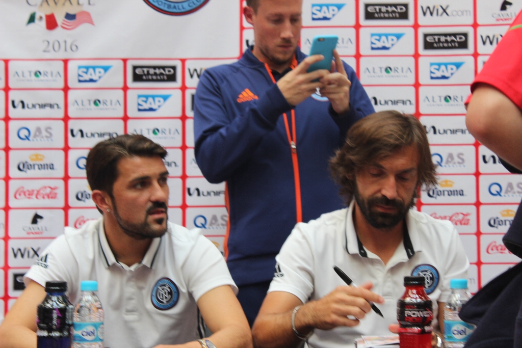 Pirlo y Villa, grandes figuras del futbol internacional, de visita en México 