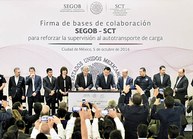 Ruiz Esparza y Osorio Chong firmaron las bases de colaboración para supervisar al transporte de carga. 