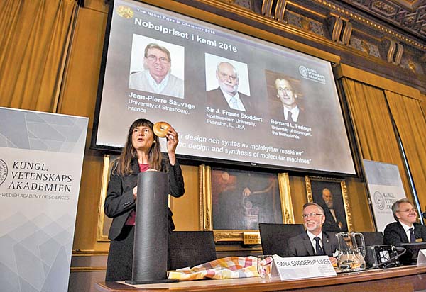 Sara Snogerup Linse, miembro del jurado, usó una dona para explicar el sustento del galardón.