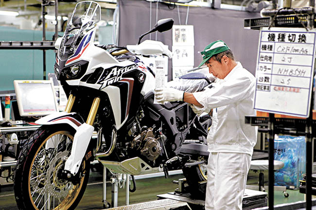 Un trabajador en la planta de Honda en Kumamoto. 