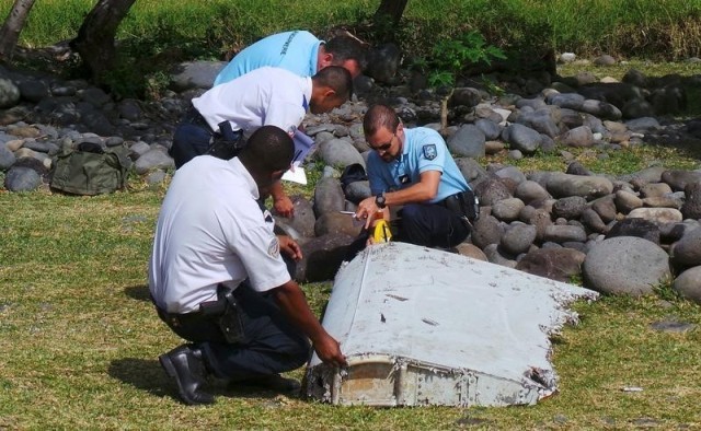 Malasia informó que una pieza de restos de un avión encontrada en Mauricio corresponde al vuelo MH370 de Malaysia Airlines.
