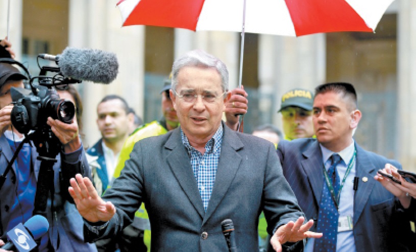 El ex mandatario y senador Álvaro Uribe, de ultraderecha, encabezó el rechazo al pacto con la guerrilla. 
