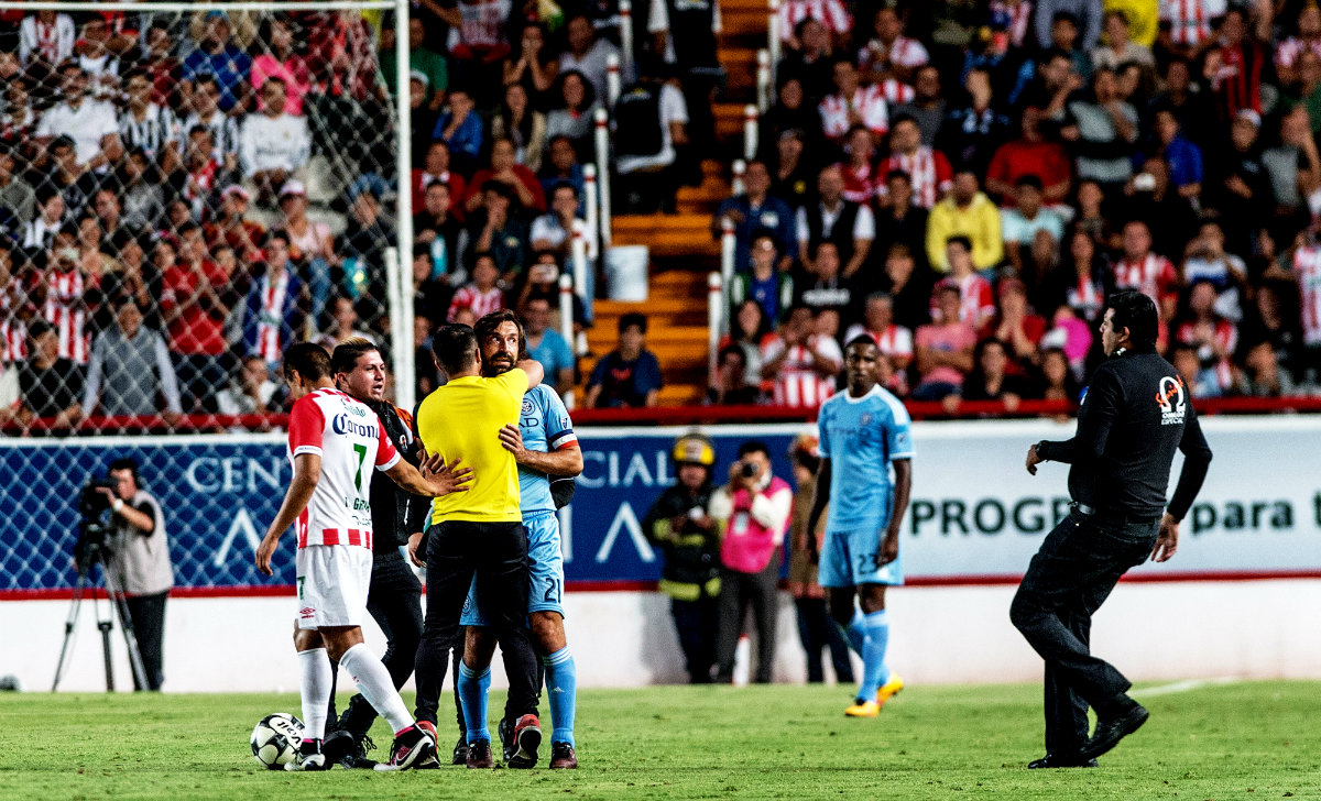 Pirlo abrazó a un fanático que se metió a la cancha 