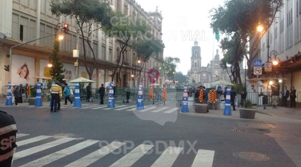 La policía capitalina habilitó un carril reversible en la calle Venustiano Carranza. 