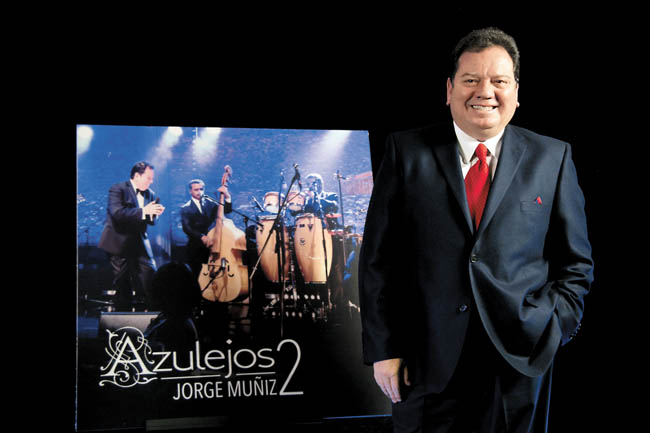 En la producción musical ofrece su versión a temas conocidos. 