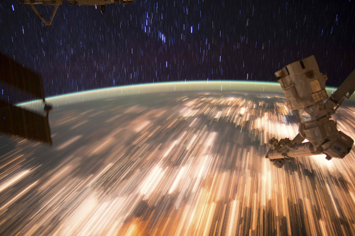 Rastros de la estrella y las luces borrosas terrestres se ven en una foto capturada por los astronautas en la Estación Espacial Internacional de la NA