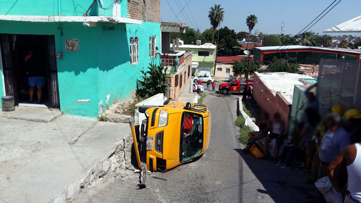El taxista resultó sin lesión alguna, pero sí bastante asustado, además fue atendido por los paramédicos de la Cruz Roja.