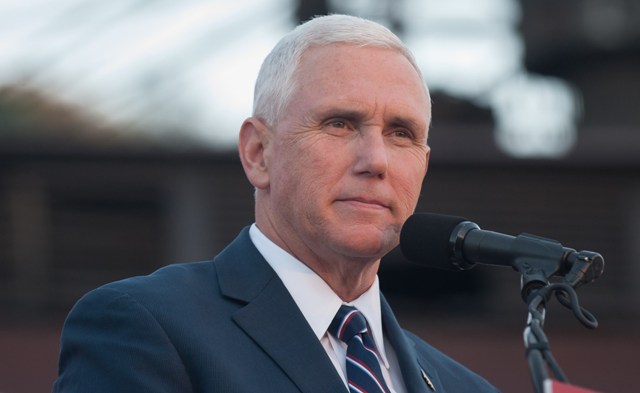 El candidato republicano a la vicepresidencia de Estados Unidos, Mike Pence, condenó los comentarios misóginos de Donald Trump.