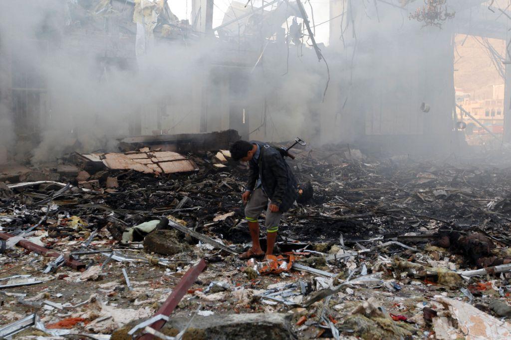 Funcionarios médicos y de seguridad en Yemen dicen que entre los muertos y heridos había militares y funcionarios de seguridad de los rebeldes chiíes 
