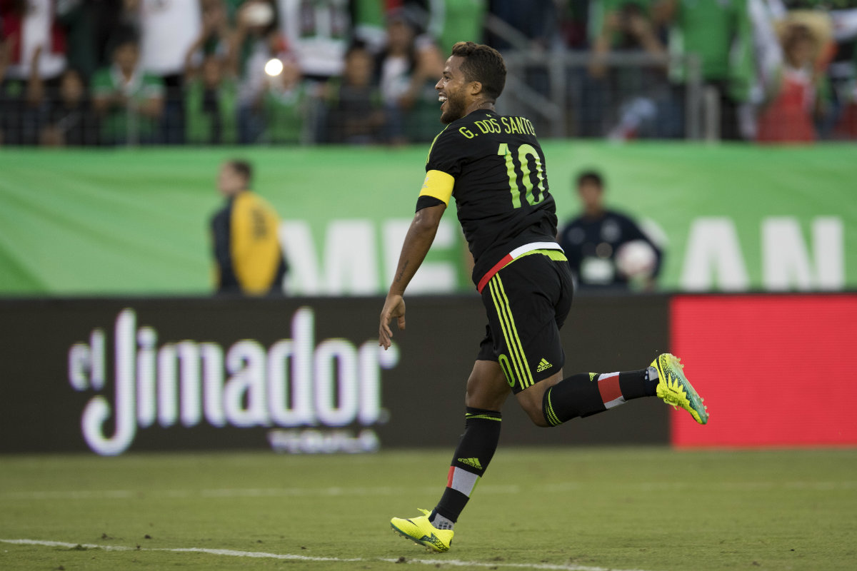 Giovani dos Santos festeja tras marcar de penal