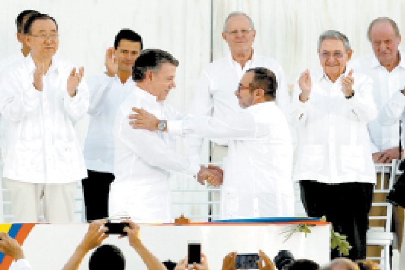 Juan Manuel Santos y Timochenko firmaron la paz el 26 de septiembre.