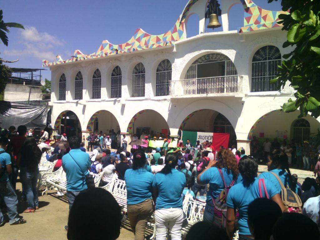 La movilización avanzó por las calles principales del municipio de Ayutla de lso Libres y llegó a la explanada, en donde se ubica el Ayuntamiento. 