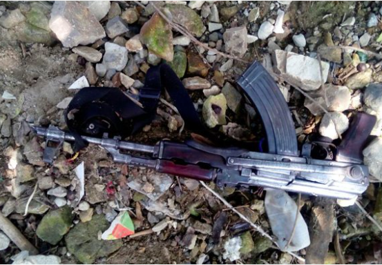 Una de las armas aseguradas después de la balacera.
