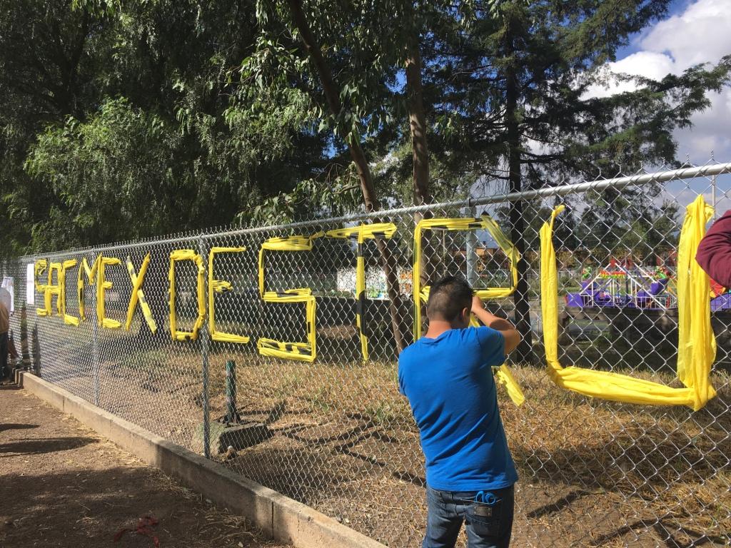 Vecinos e integrantes de Greenpeace y otras organizaciones colocaron un mensaje en la malla perimetral que delimita el terreno con la leyenda "SACMEX 