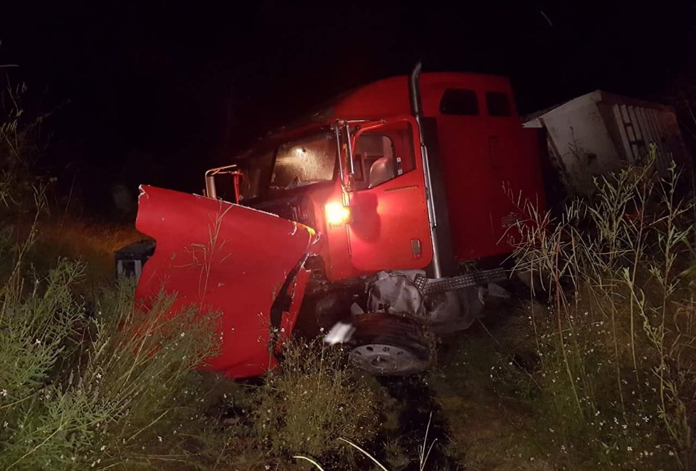 El conductor del tráiler dejó abandonada su unidad.